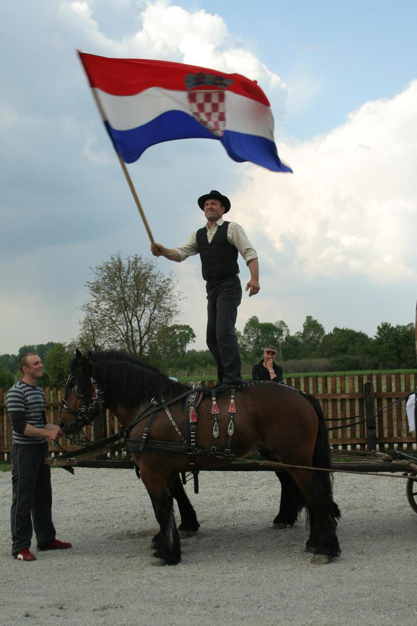 Tradicije Cigoc Hotel Bagian luar foto