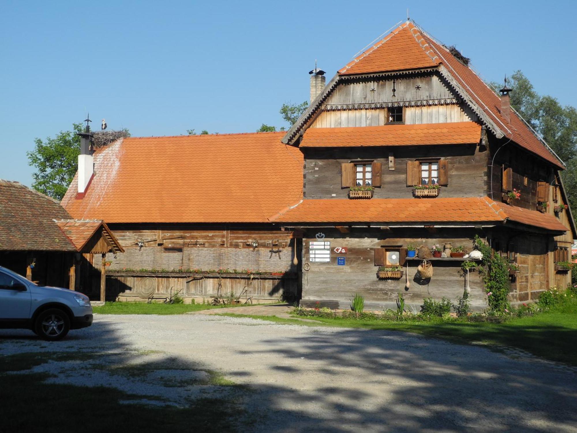 Tradicije Cigoc Hotel Bagian luar foto