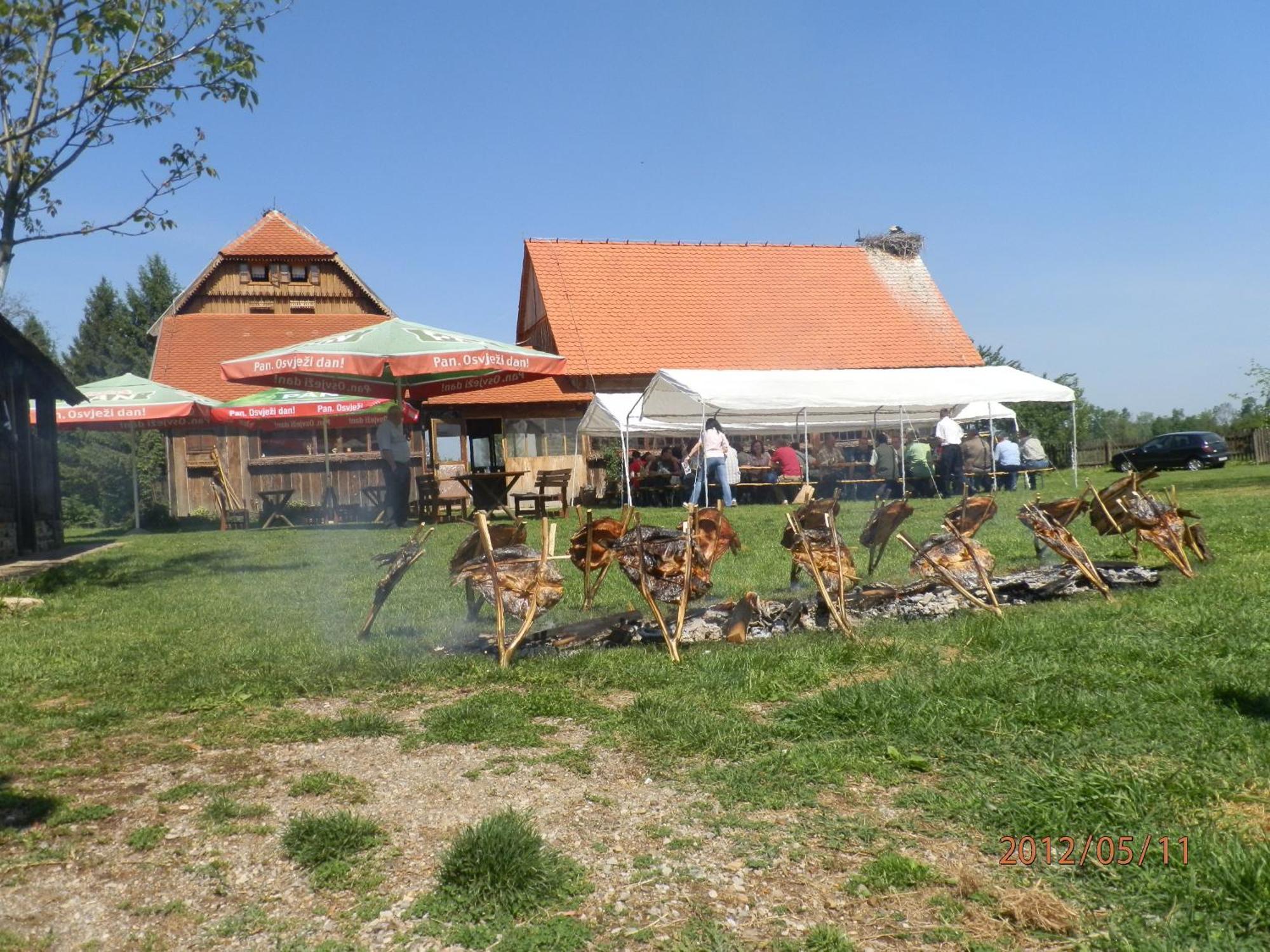 Tradicije Cigoc Hotel Bagian luar foto